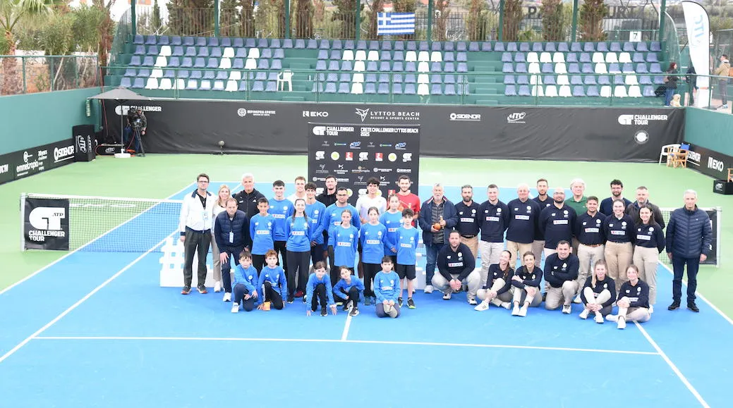 Τιμητική βράβευση του Παντελή Σαπουνάκη από τον Απόστολο Τσιτσιπά