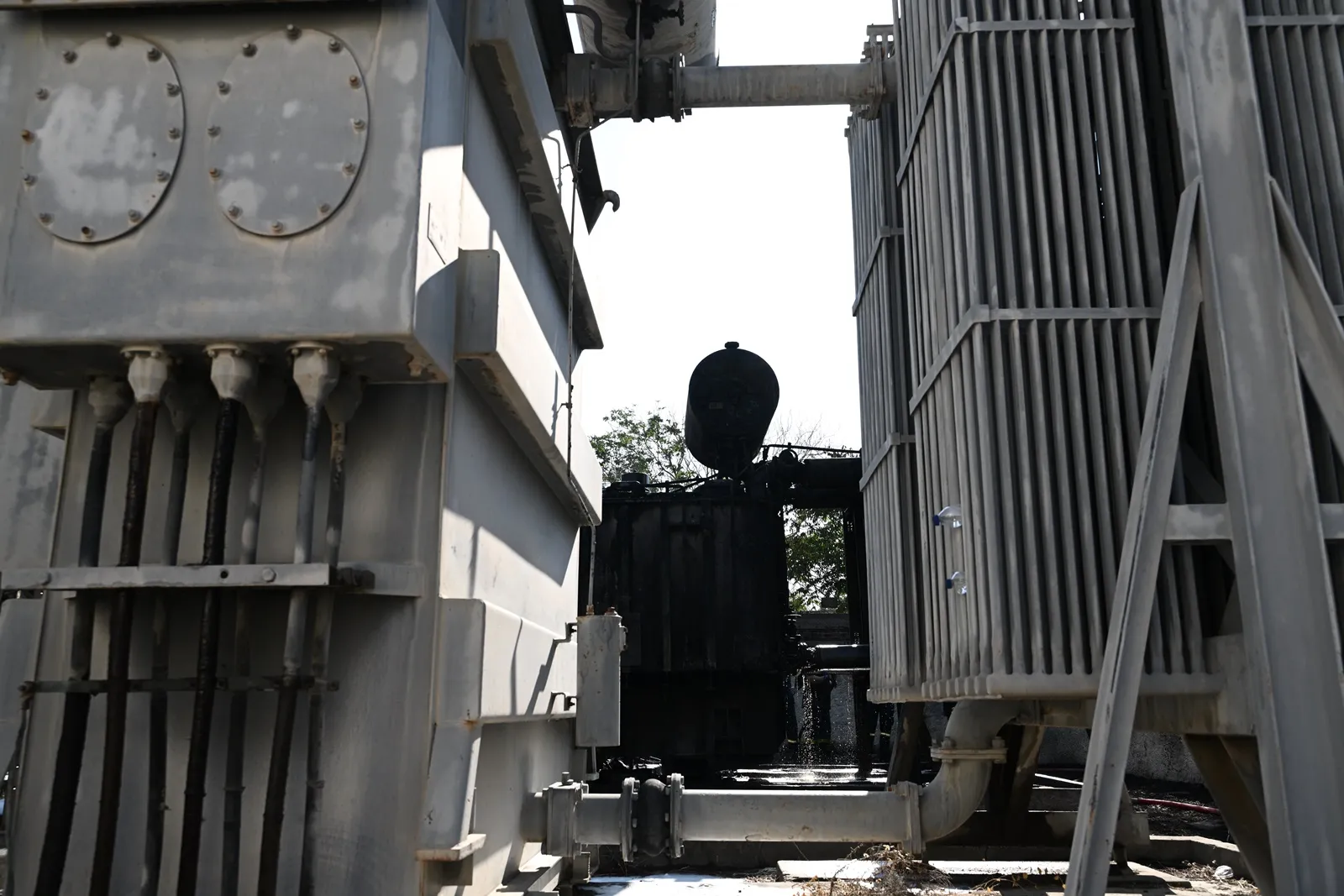 Φωτιά σε υποσταθμό της ΔΕΗ Δάφνη: Συναγερμός στην Πυροσβεστική