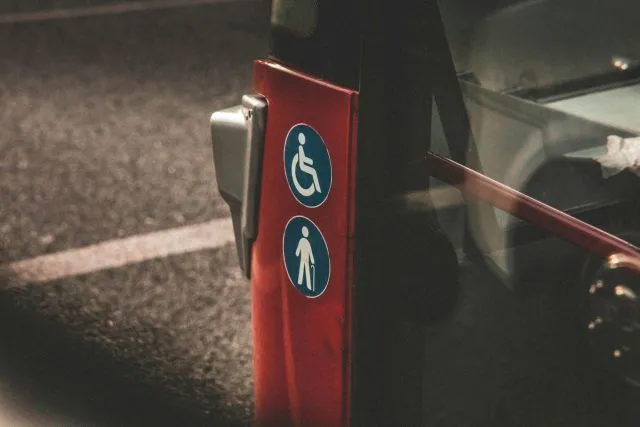 Άτομο με αναπηρία και προσωπικός βοηθός