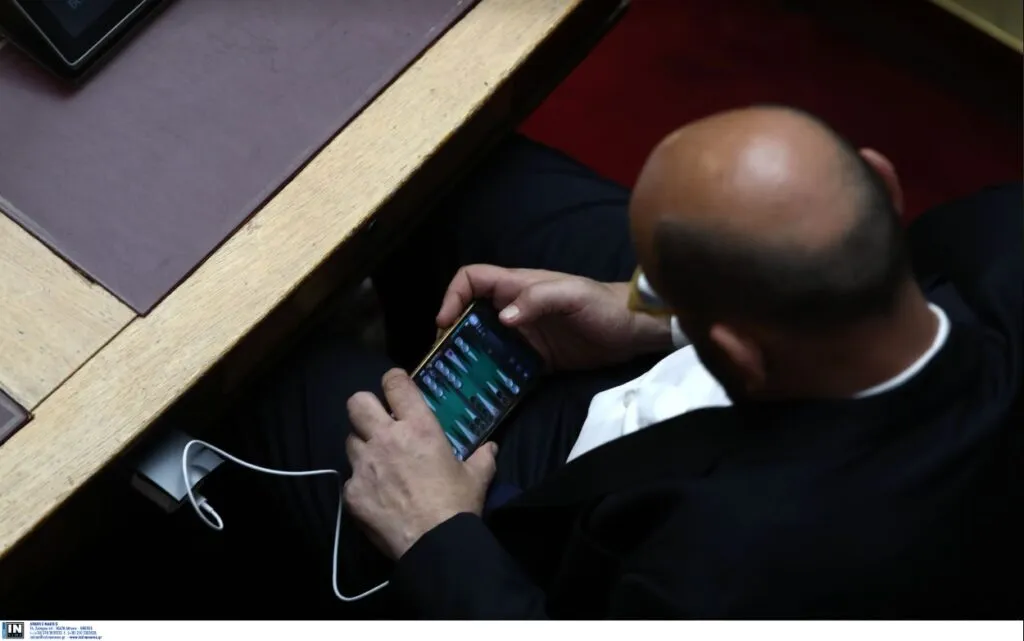 Βουλευτής πιάστηκε να παίζει τάβλι στην κινητό του τηλέφωνο κατά τη διάρκεια των προγραμματικών δηλώσεων