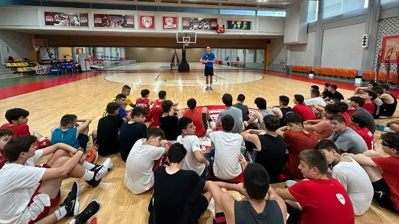 Ο Ποκουσέβσκι προπονήθηκε στο ΣΕΦ και επισκέφθηκε το camp