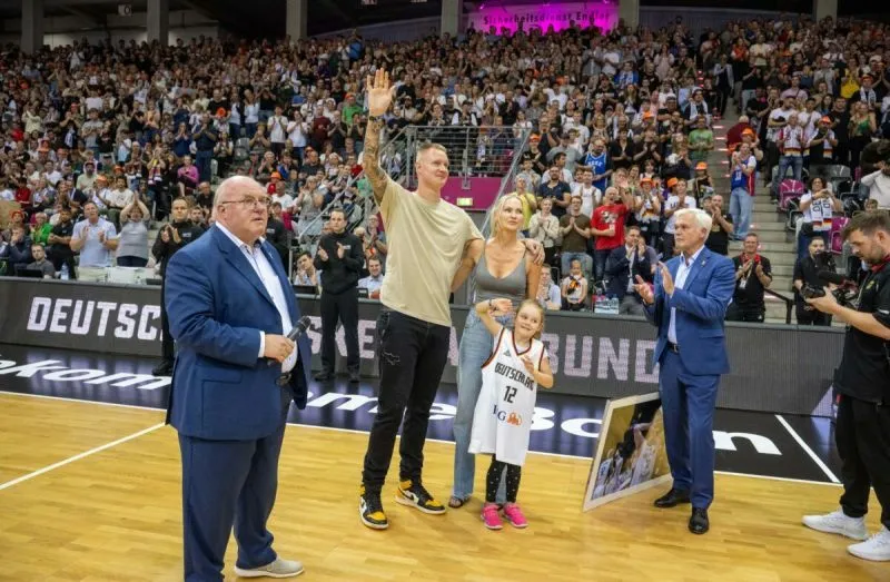 Γερμανία: Έκοψε 4 ο Χέρμπερτ μετά τη νίκη επί της Σουηδίας