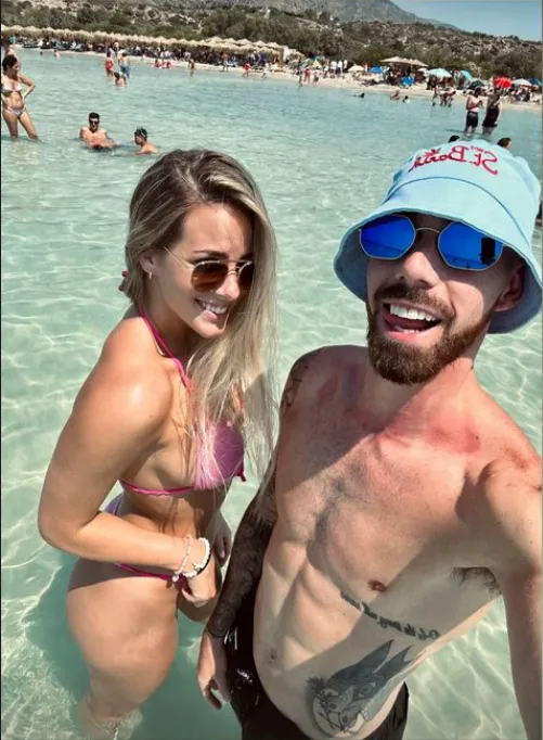 Βιλντόζα: Διακοπές στο Ελαφονήσι με τη σύντροφό του (φωτογραφίες)