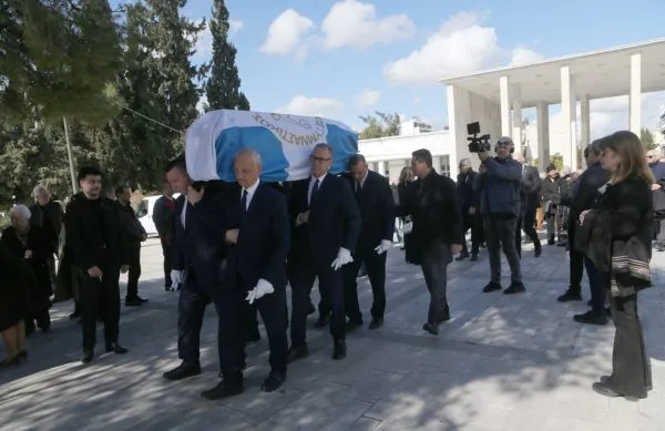 Συγγενείς και φίλοι αποχαιρετούν τον Γιώργο Ρουμπάνη