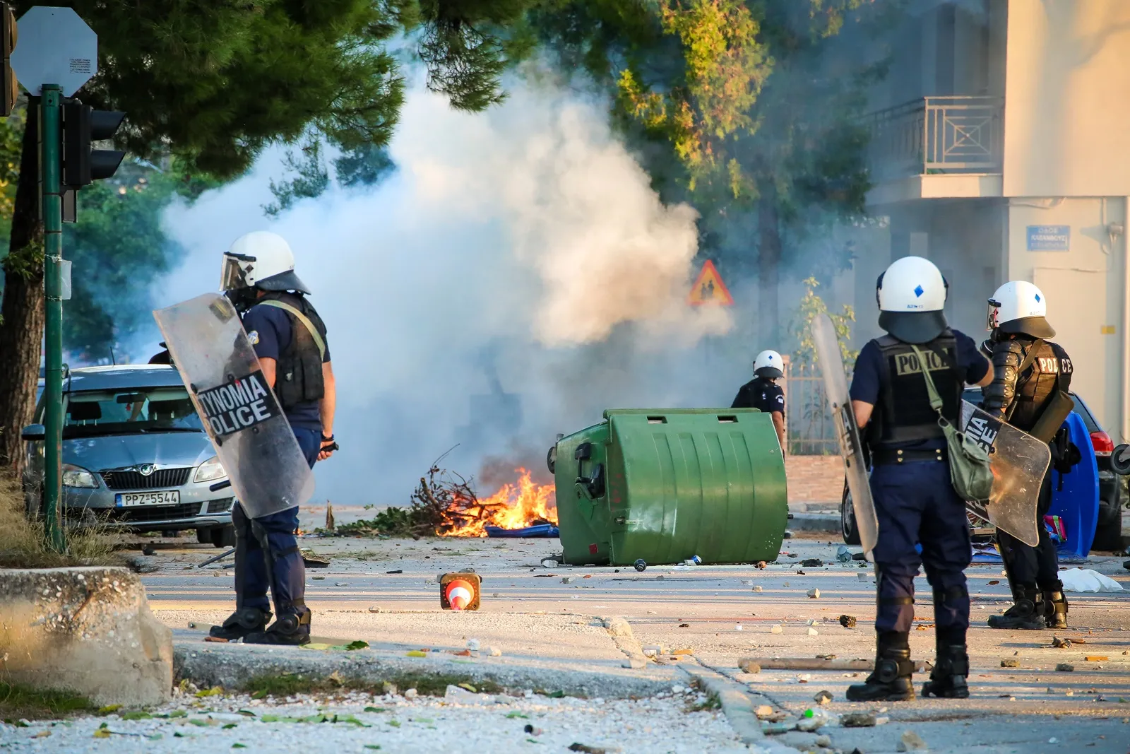 Επεισόδια στη Λάρισα – Μητσοτάκης: Βίαιη επίθεση στην ομάδα ΔΙΑΣ με πέτρες, τούβλα και καδρόνια