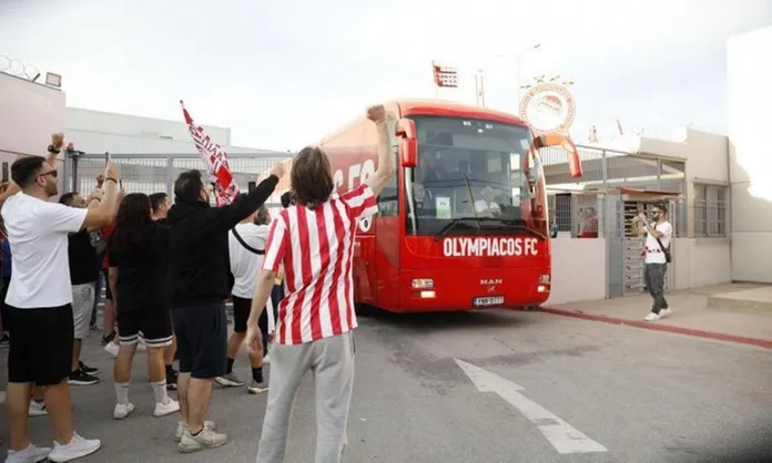 Φίλοι του Ολυμπιακού στο Ρέντη για να ενθαρρύνουν την ομάδα πριν τον τελικό Φίλοι του Ολυμπιακού στο Ρέντη για να ενθαρρύνουν την ομάδα πριν τον τελικό