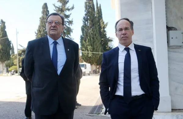 Ισίδωρος Κούβελος αποχαιρετά τον Γιώργο Ρουμπάνη