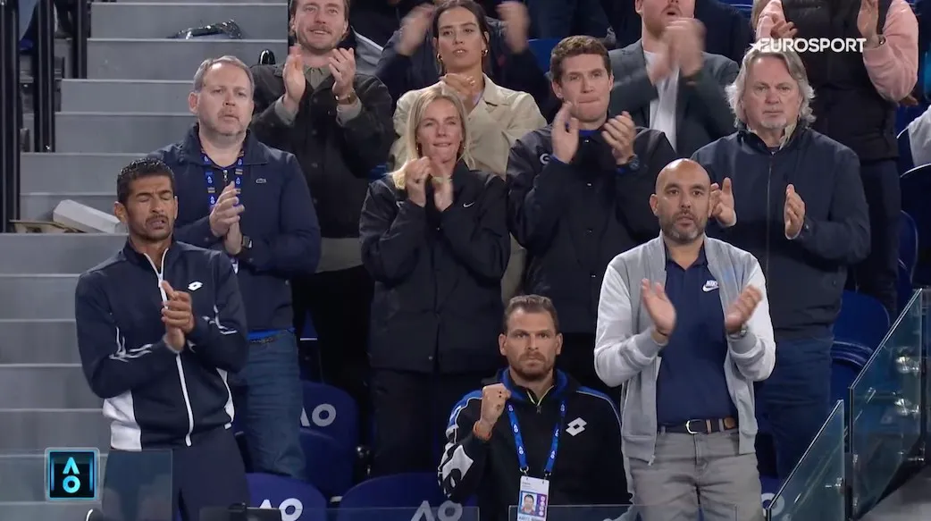 Ο Άκης Ιωσηφίδης στο θεωρείο της Ονς Ζαμπέρ (πάνω αριστερά) στο Australian Open του περασμένου Ιανουαρίου