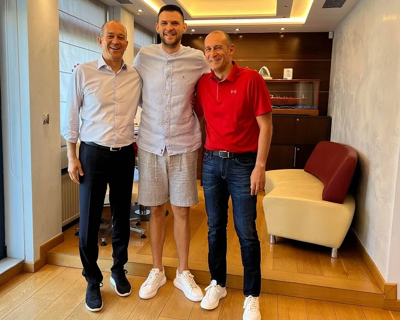 Συνάντηση και υπογραφές του Κώστα Παπανικολάου με τους προέδρους του Ολυμπιακού