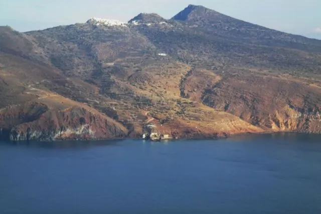 Ξέσπασε ξανά η καταστροφή στα νερά της Νίσυρου